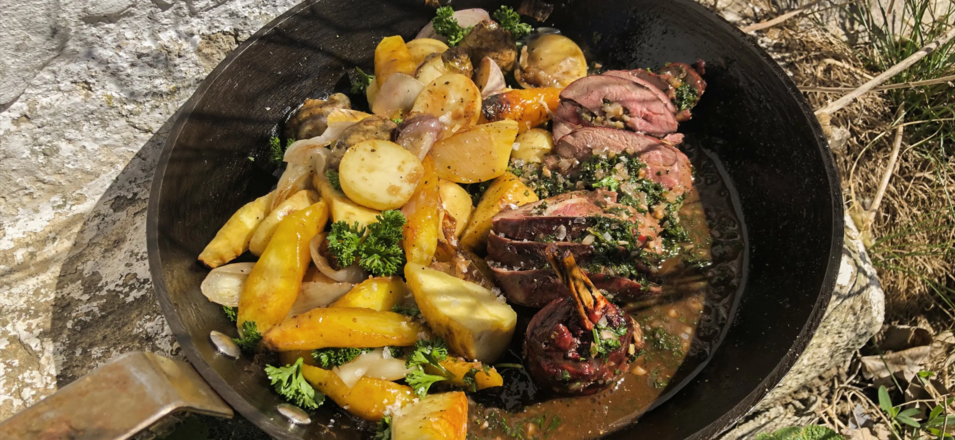 Pata de liebre a la parrilla con verduras asadas y salsa