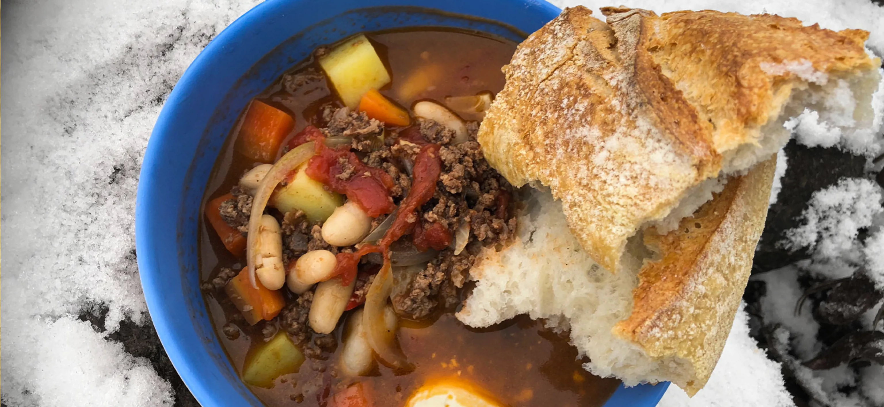 Wildbret-Chili-Eintopf mit Brot und Sauerrahm