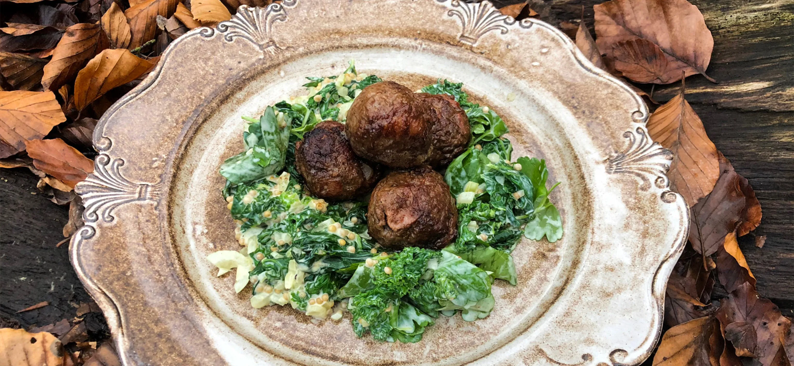 Boulettes de viande de gibier avec chou moutarde crémeux.